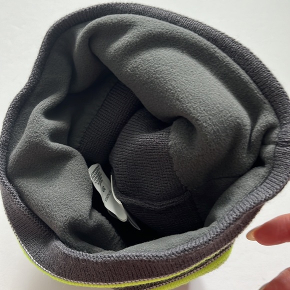 NEW The North Face Youth TNF logo beanie in graphite grey and safety green - Picture 5 of 6